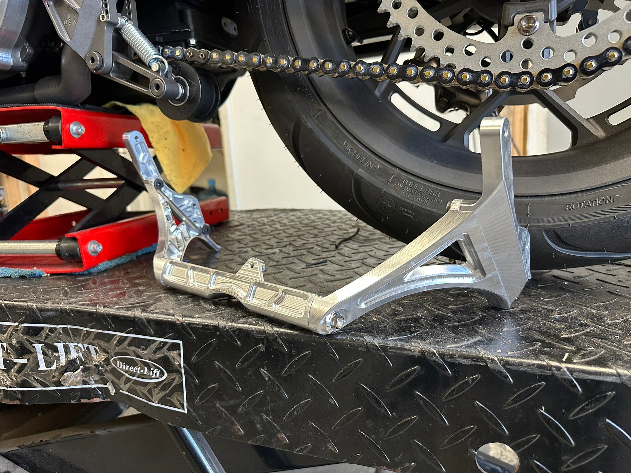 23.5 AND UP ROADGLIDE FAIRING SUPPORT BRACKET